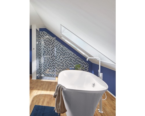 Badezimmer mit Badewanne, Dusche und Dachfenster in einem Haus