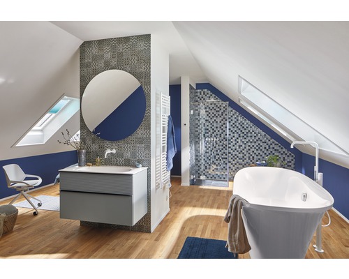 Badezimmer im Dachgeschoss mit Waschbecken, Spiegel, Badewanne und Dusche