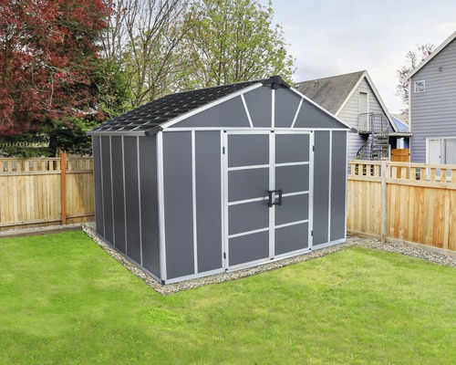 Graues Gerätehaus mit Doppeltür im Garten