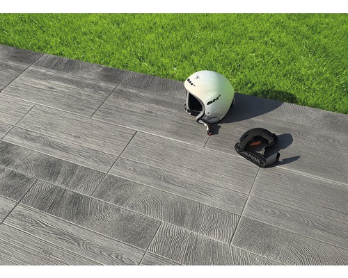 Terrassenplatten in Holzoptik mit Skihelm und Skibrille