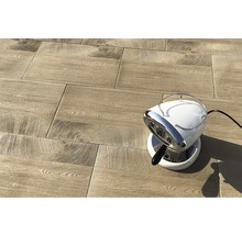 Bodenfliesen in Holzoptik mit Kaffeemaschine