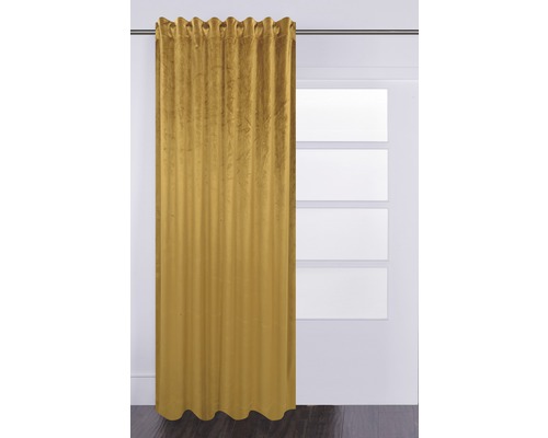 Gardine aus Stoff vor Fenster