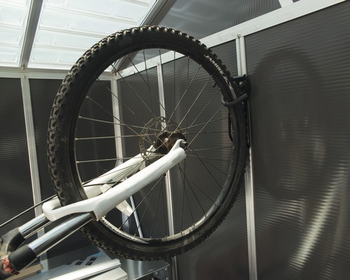 Fahrrad mit Halterung zur Wandmontage