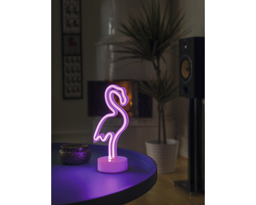 Dekorative Flamingolampe auf einem Tisch
