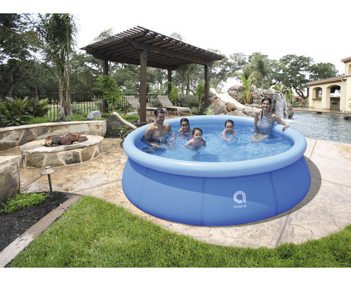 Familie im aufblasbaren Avenli Pool im Garten.