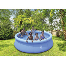 Familie im aufblasbaren Avenli Pool im Garten.