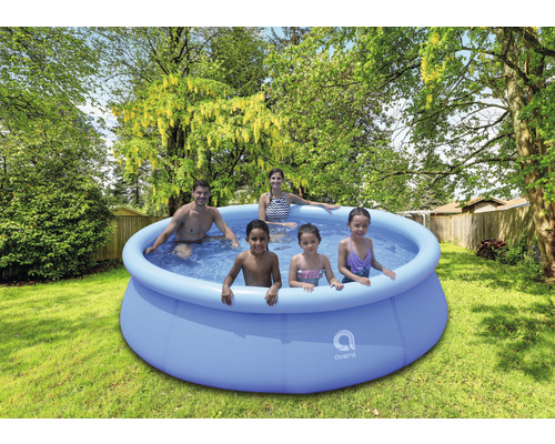 Familie im aufblasbaren Avenli Pool im Garten.
