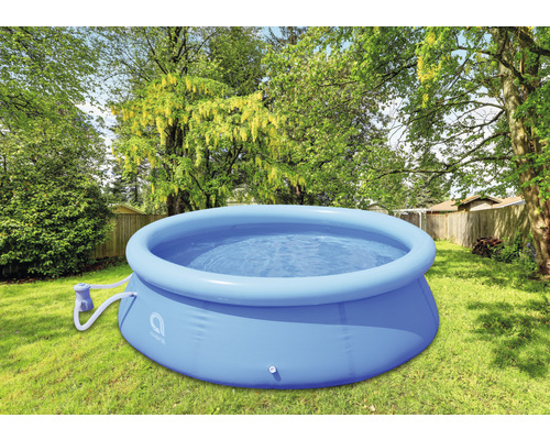 Aufblasbarer Pool im Garten mit Filterpumpe