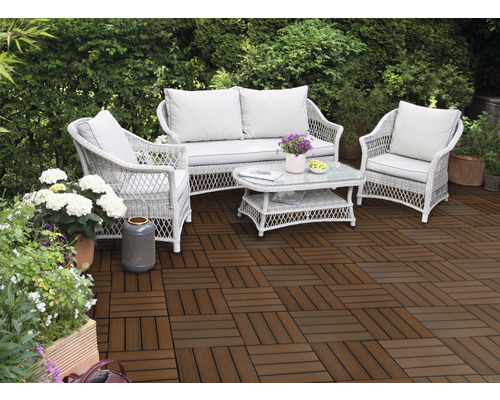 Gartenmöbel-Set auf Terrassenfliesen im Außenbereich.