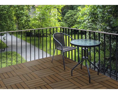 Terrasse mit Terrassenfliesen, Stuhl und Tisch auf dem Balkon