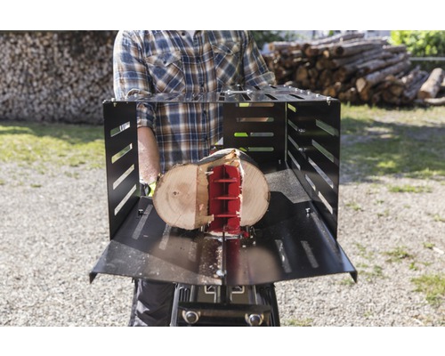 Mann spaltet Holz mit einem Holzspalter