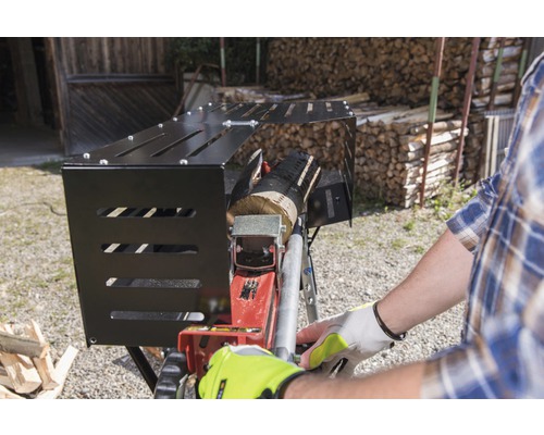 Holzspalter mit Person bei der Arbeit