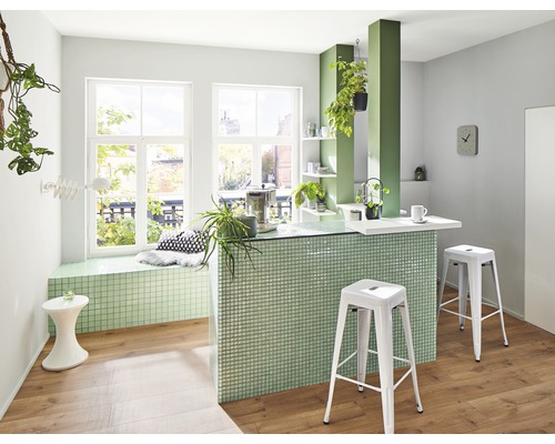 Heller Raum mit Tresen, Barhockern, Fensterbank und Dekorationselementen