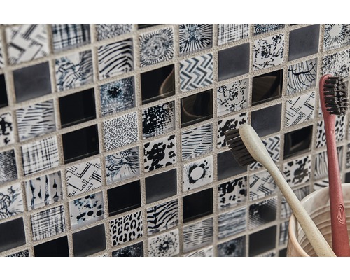 Detailaufnahme von Mosaikfliesen mit verschiedenen Mustern und zwei Zahnbürsten