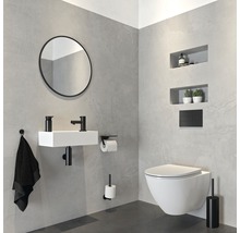 Modernes Badezimmer mit Waschtisch, Spiegel, Toilette und Regalen