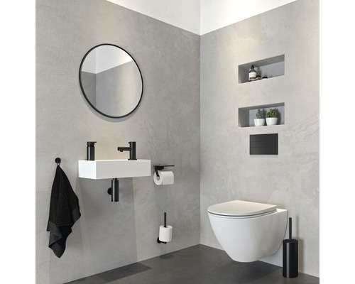 Modernes Badezimmer mit Waschtisch, Spiegel, Toilette und Regalen