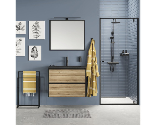 Badezimmer mit Waschtisch, Spiegel, Handtuchhalter, Dusche und Dekoration