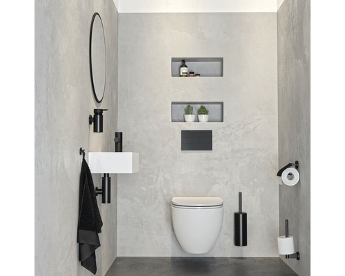 Modernes Badezimmer mit Toilette, Waschbecken, Spiegel und Badaccessoires in Schwarz und Weiß.