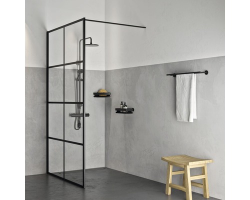 Badezimmer mit Duschabtrennung, Duscharmatur, Regalen, Handtuch und Hocker