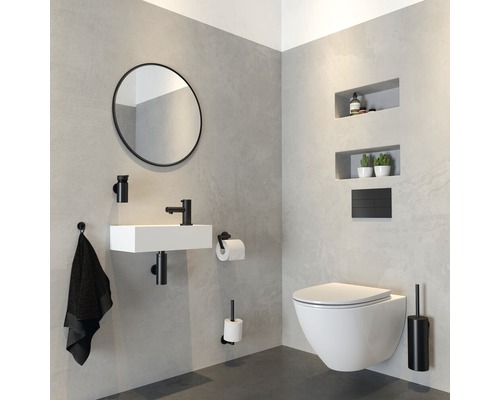 Modernes Badezimmer mit Waschbecken, Spiegel, Toilette und Regalen
