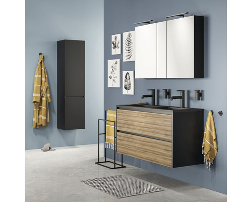 Modernes Badezimmer mit Waschtisch, Spiegelschrank, Hochschrank und Accessoires