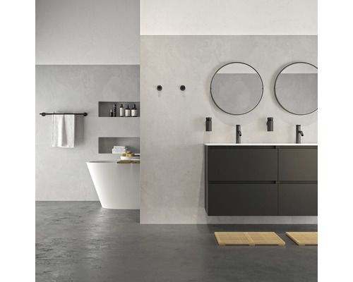 Badezimmer mit Doppelwaschtisch, runden Spiegeln und Badewanne