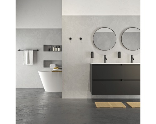 Helles Badezimmer mit Doppelwaschtisch, runden Spiegeln, Badewanne und Handtüchern