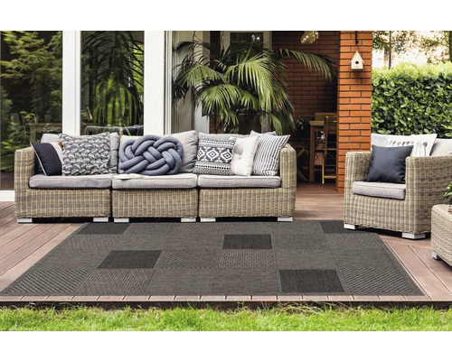 Terrasse mit grauen Outdoor Teppichfliesen und Sitzgruppe