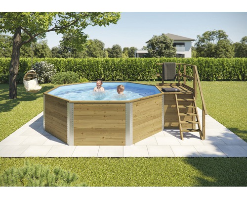 Garten Szene mit Holzpool, Leiter und zwei Kindern im Wasser