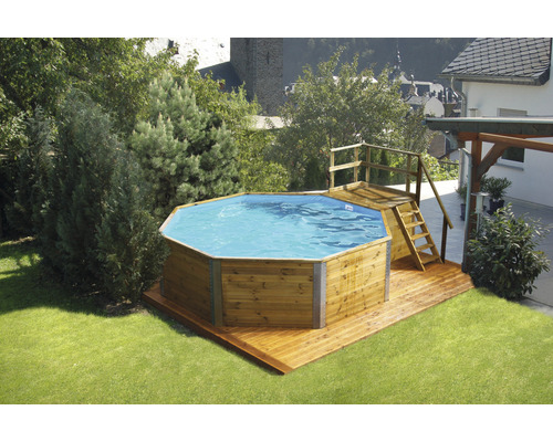 Achteckiger Pool mit Holzverkleidung und Leiter im Garten