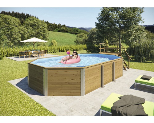 Holzpool mit Frau auf Schwimmreifen im Garten