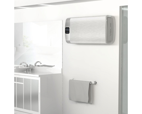 Badezimmer mit elektronischem Warmwasserspeicher an der Wand und Waschbecken