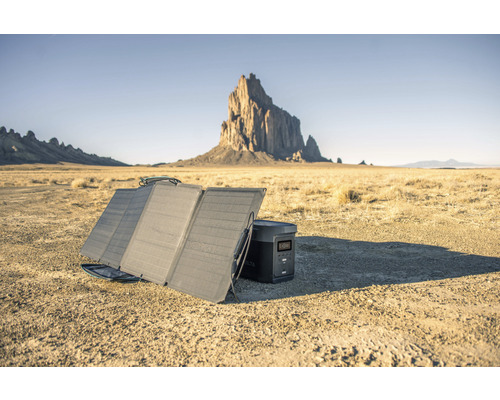 Tragbares Solarmodul mit Stromgenerator in Wüstenlandschaft.