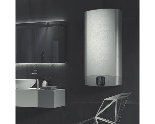 Modernes Badezimmer mit Durchlauferhitzer, Waschbecken und Spiegel