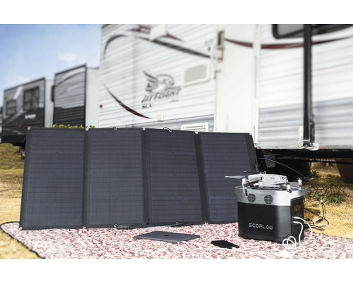 EcoFlow Solarmodul mit Powerstation und Drohne im Aussenbereich vor Wohnwagen
