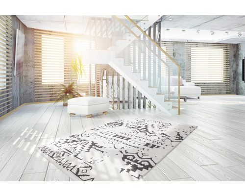 Heller Raum mit Teppich, Treppe und Sitzhocker