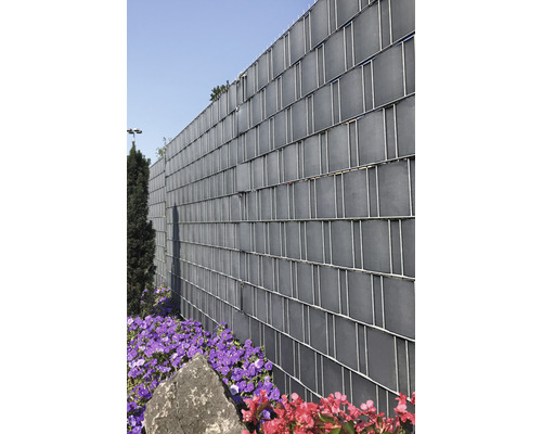 Sichtschutzzaun mit Blumenbeet im Garten