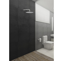 Modernes Badezimmer mit Dusche, Toilette und Holzrost