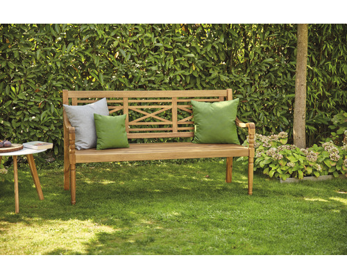 Gartenbank aus Holz mit Kissen auf Rasen