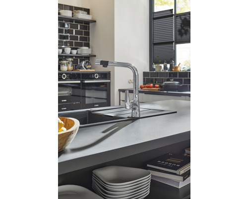 Küchenszene mit Spüle und verchromter Armatur mit Ausziehbrause