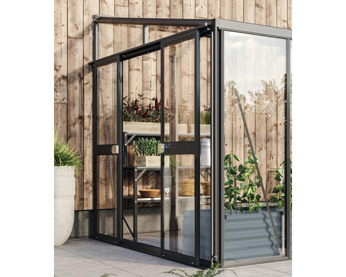 Gewächshaus mit Regalen und Pflanzen