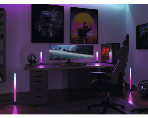 Gaming-Zimmer mit Schreibtisch, Computer, Stuhl, Kopfhörern, Postern und LED-Leuchten