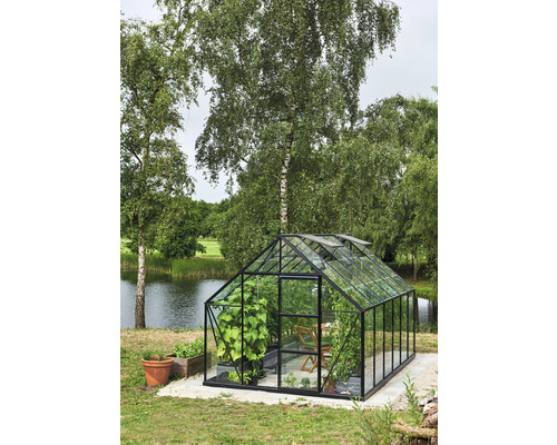 Gewächshaus mit Pflanzen im Garten am See
