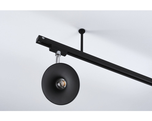 Schienensystem mit einem Lampenschirm und einer Glühbirne an der Decke