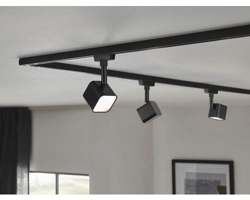 Schwarzes Schienensystem mit drei LED-Strahlern an der Decke
