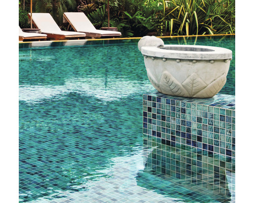 Nahaufnahme eines Pools mit Mosaikfliesen und dekorativer Pflanzschale