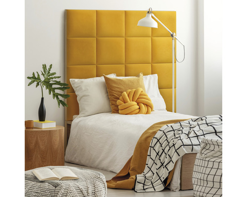 Wandkissen Matt Velvet schwefelgelb Samt-Optik 30 x 30 cm Schlafzimmer mit gepolstertem Kopfteil, Bett, Nachttisch und Leselampe