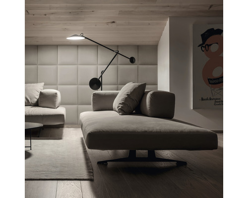 Wandkissen Matt Velvet beige Samt-Optik 30 x 30 cm Wohnzimmer mit Liege, Kissen, Stehlampe und Wandbild
