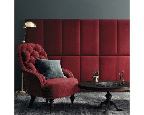 Wandkissen Matt Velvet dunkelrot Samt-Optik 30 x 60 cm Wohnzimmer mit rotem Sessel, Wandpaneelen, Tisch und Stehlampe