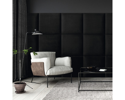 Wohnzimmer mit Sessel, Couchtisch und Wandpaneelen